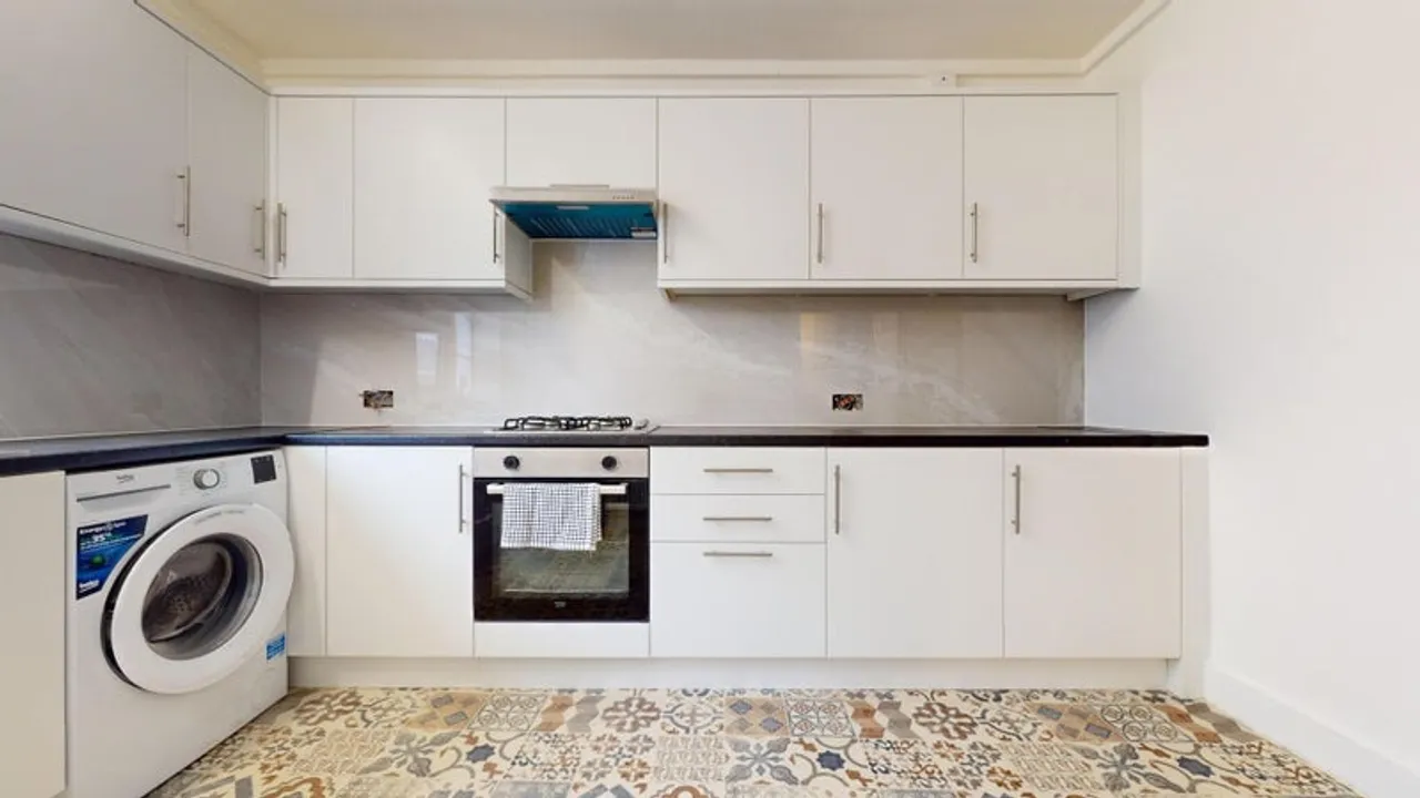 1729857435386-d6.jpg