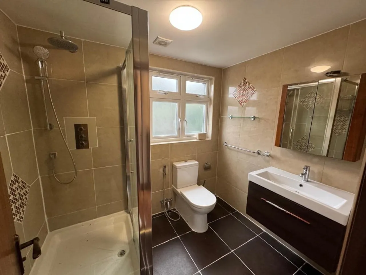 1732189655257-d7.jpg
