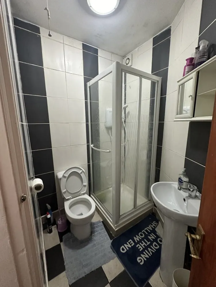 1754472030907-m9.jpg