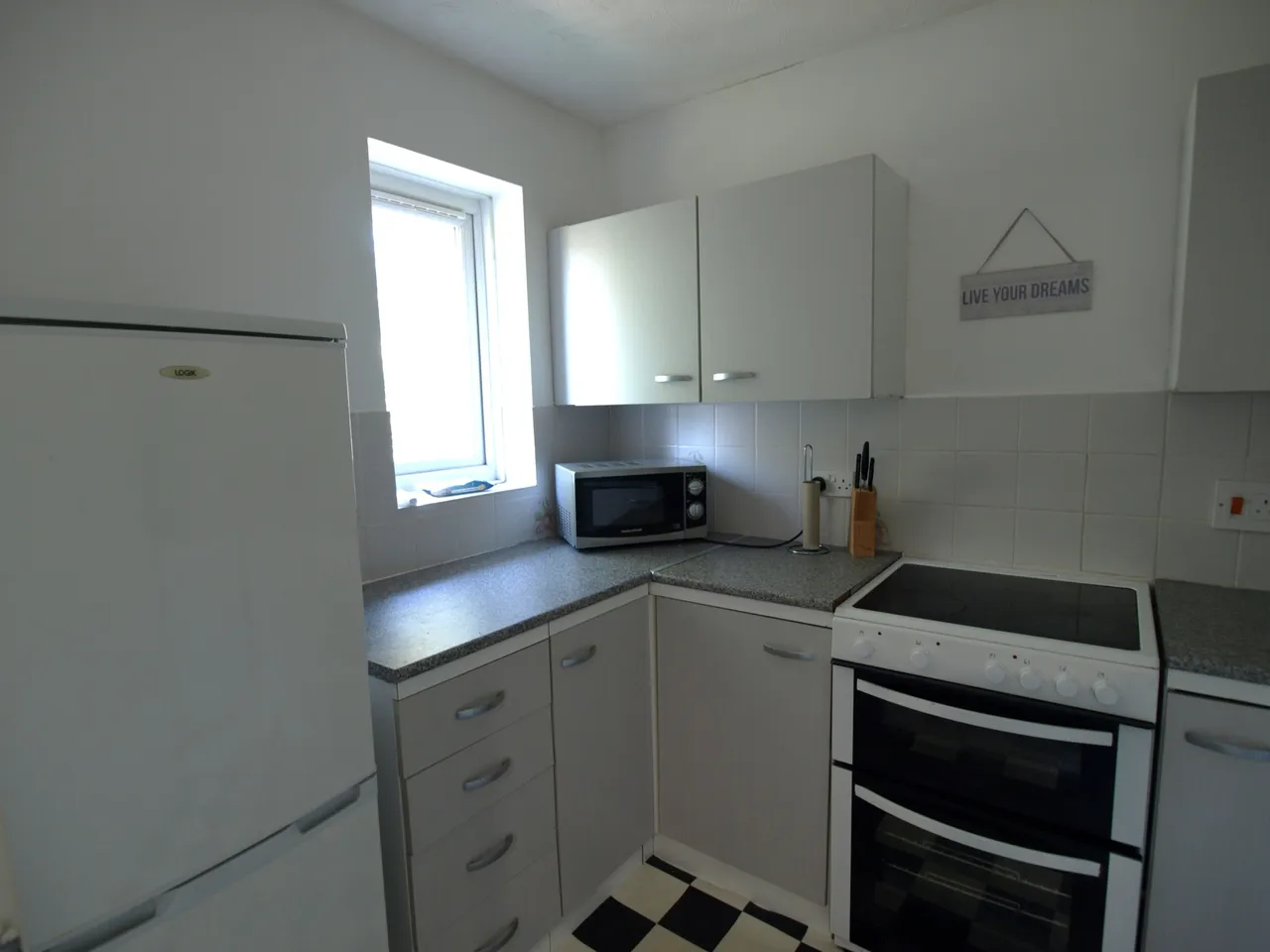 1755256074600-m8.jpg
