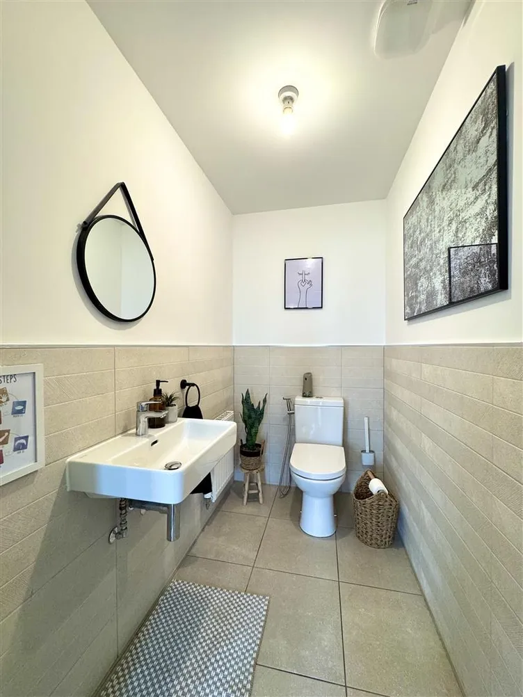 1761083367722-toilet-ds.jpg