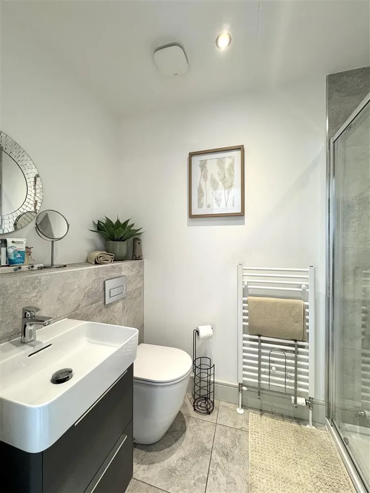 1761083433936-ensuit-2-shower.jpg