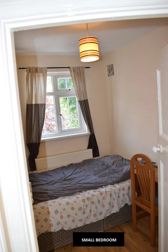 1764442135308-SMALL BEDROOM 2.JPG