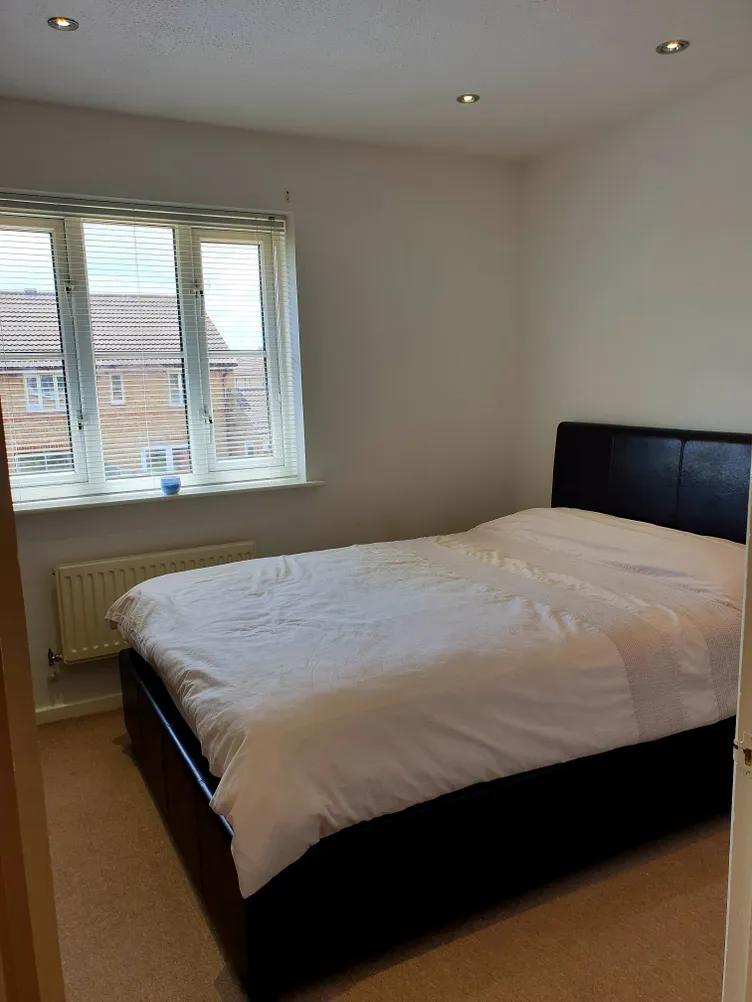 Terraced House For Sale in London – property photo 3