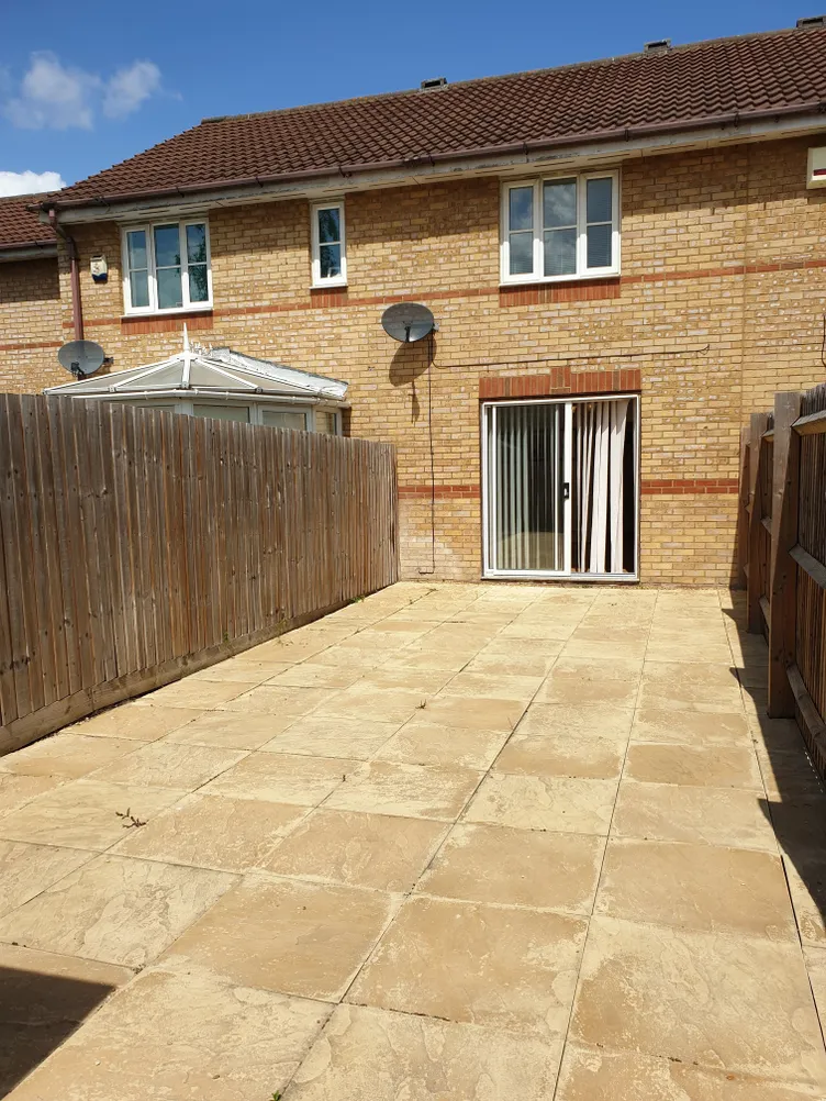 Terraced House For Sale in London – property photo 1