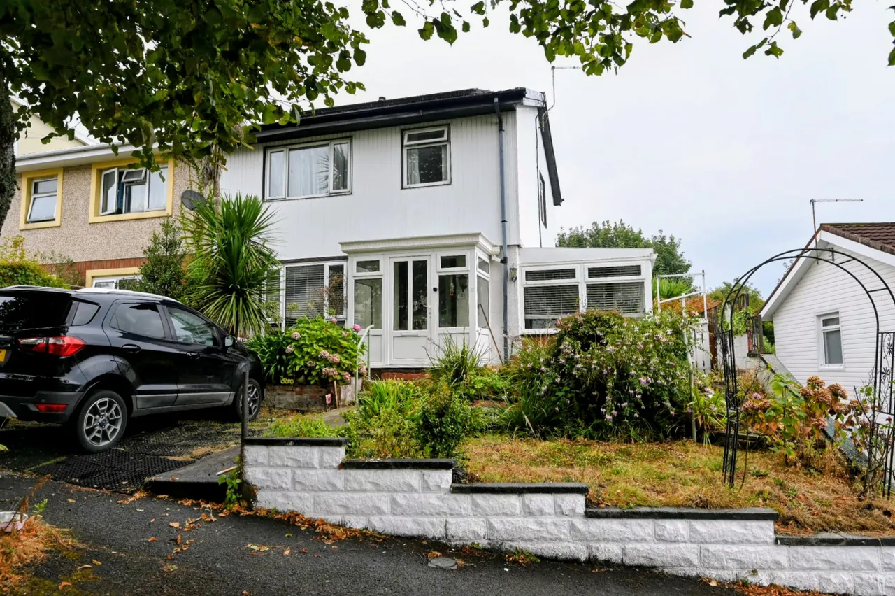 Semi-Detached House For Sale in Swansea – property photo 1
