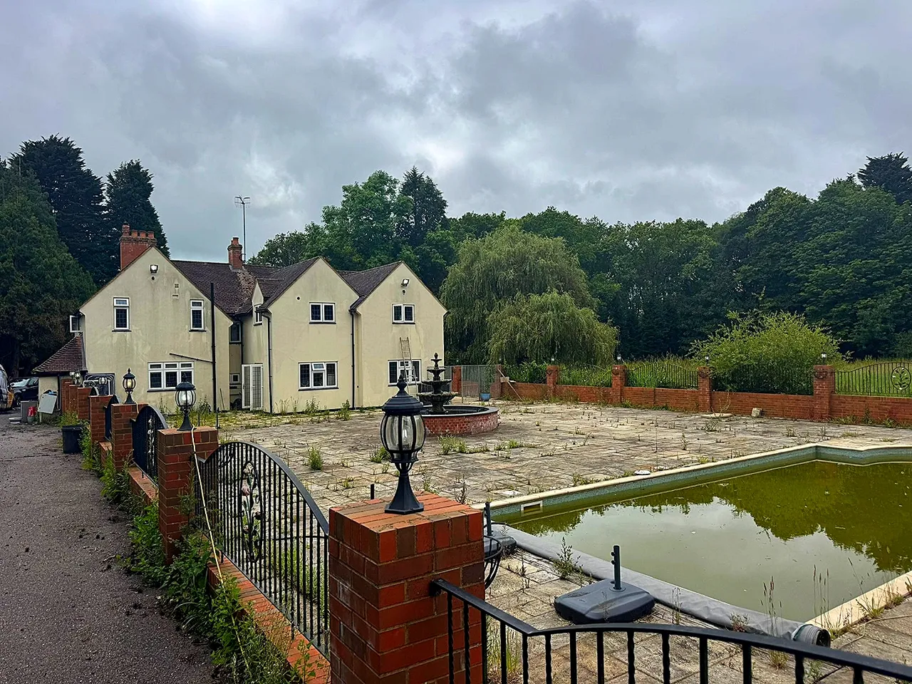 Detached House For Sale in Dorking – property photo 2