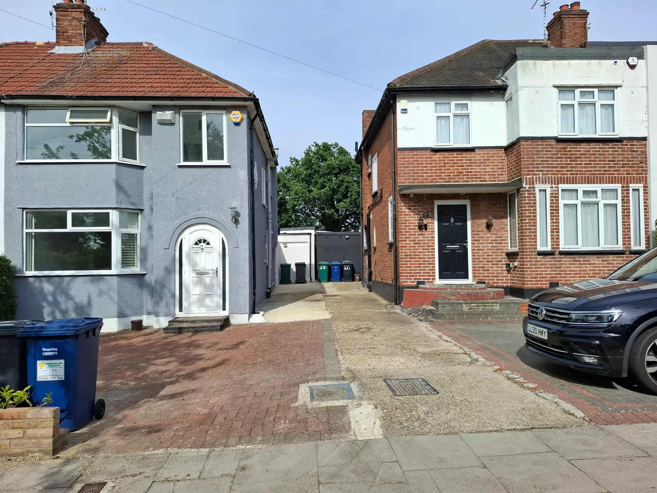 Semi-Detached House For Sale in Edgware – property photo 1