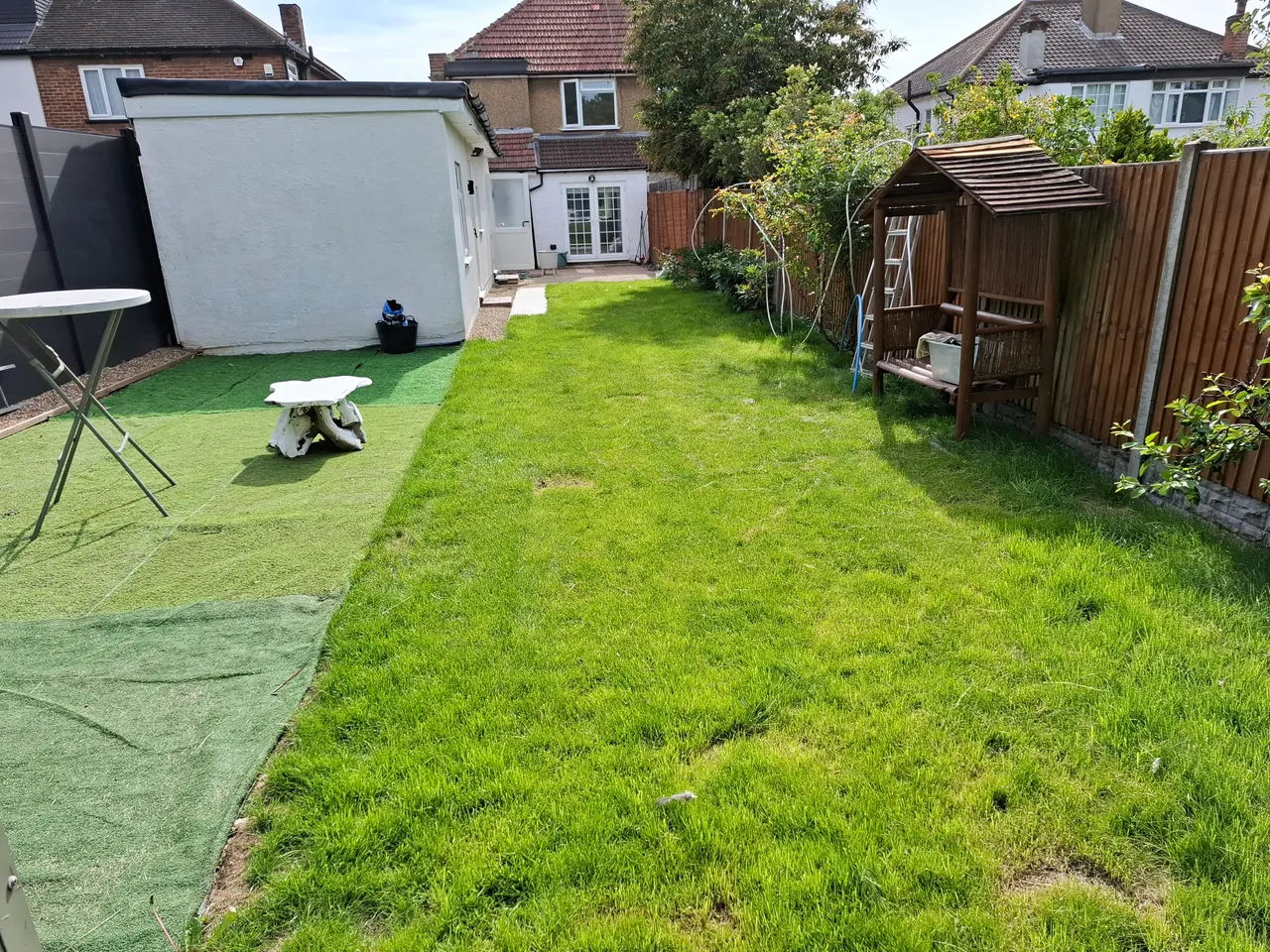 Semi-Detached House For Sale in Edgware – property thumbnail 2