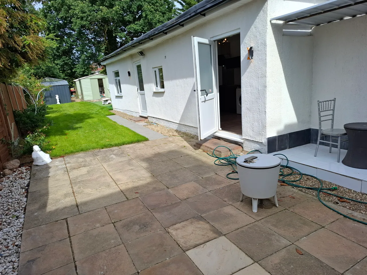 Semi-Detached House For Sale in Edgware – property photo 3