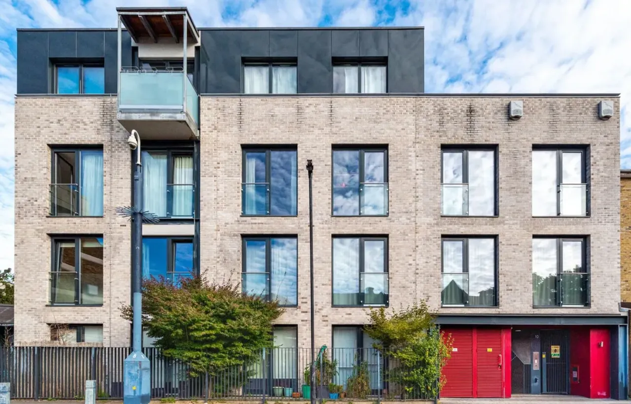 Flat For Sale in London – property photo 1