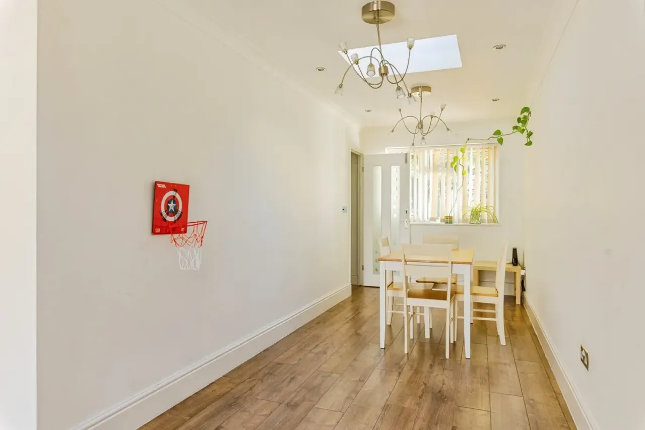 Terraced House For Sale in South Croydon – property thumbnail 3
