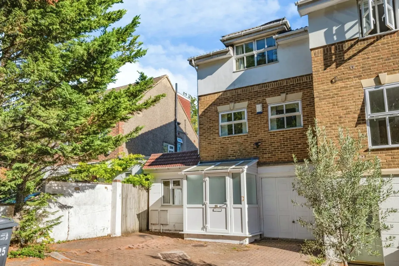 Terraced House For Sale in South Croydon – property photo 1