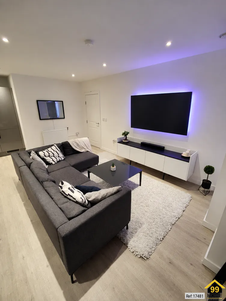 Flat For Sale in London – property photo 1