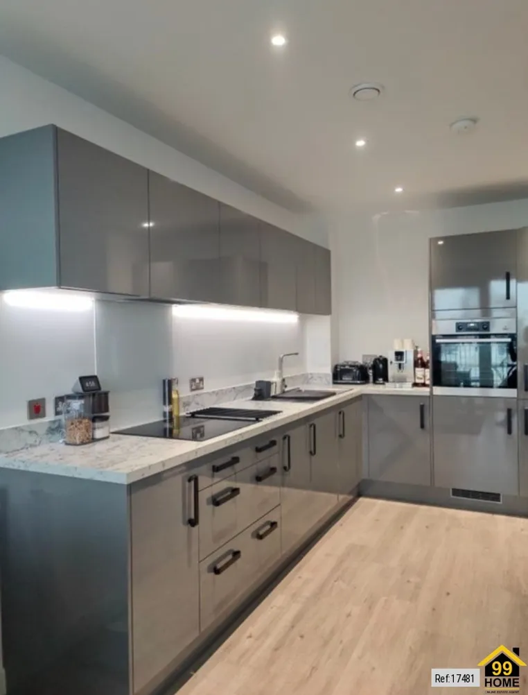Flat For Sale in London – property photo 2
