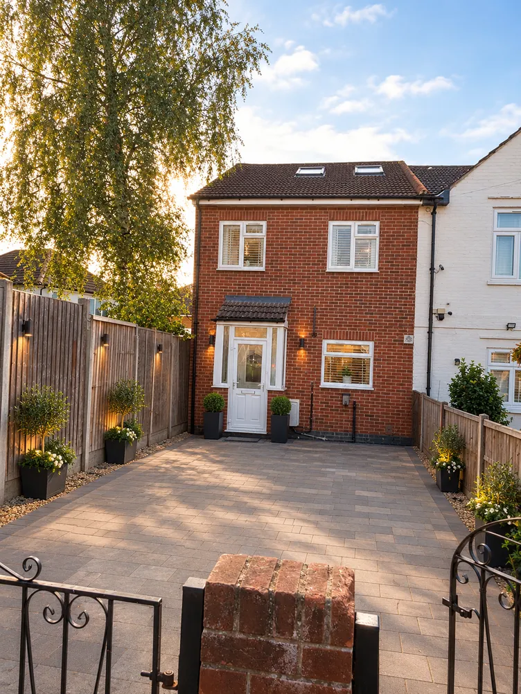 Terraced House For Sale in Ilford – property photo 1