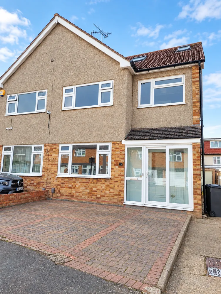 Semi-Detached House For Sale in Romford – property photo 1