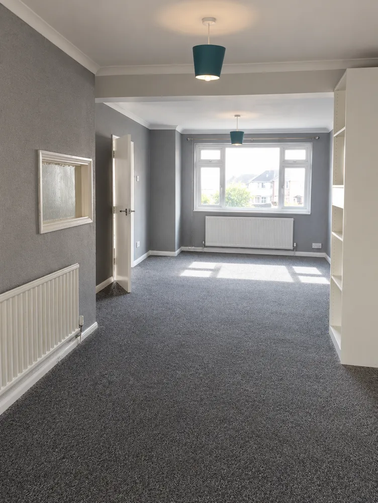 Semi-Detached House For Sale in Romford – property photo 2