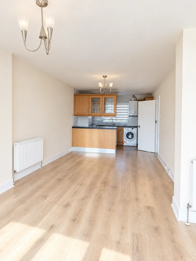 Terraced House For Sale in Ilford – property photo 3