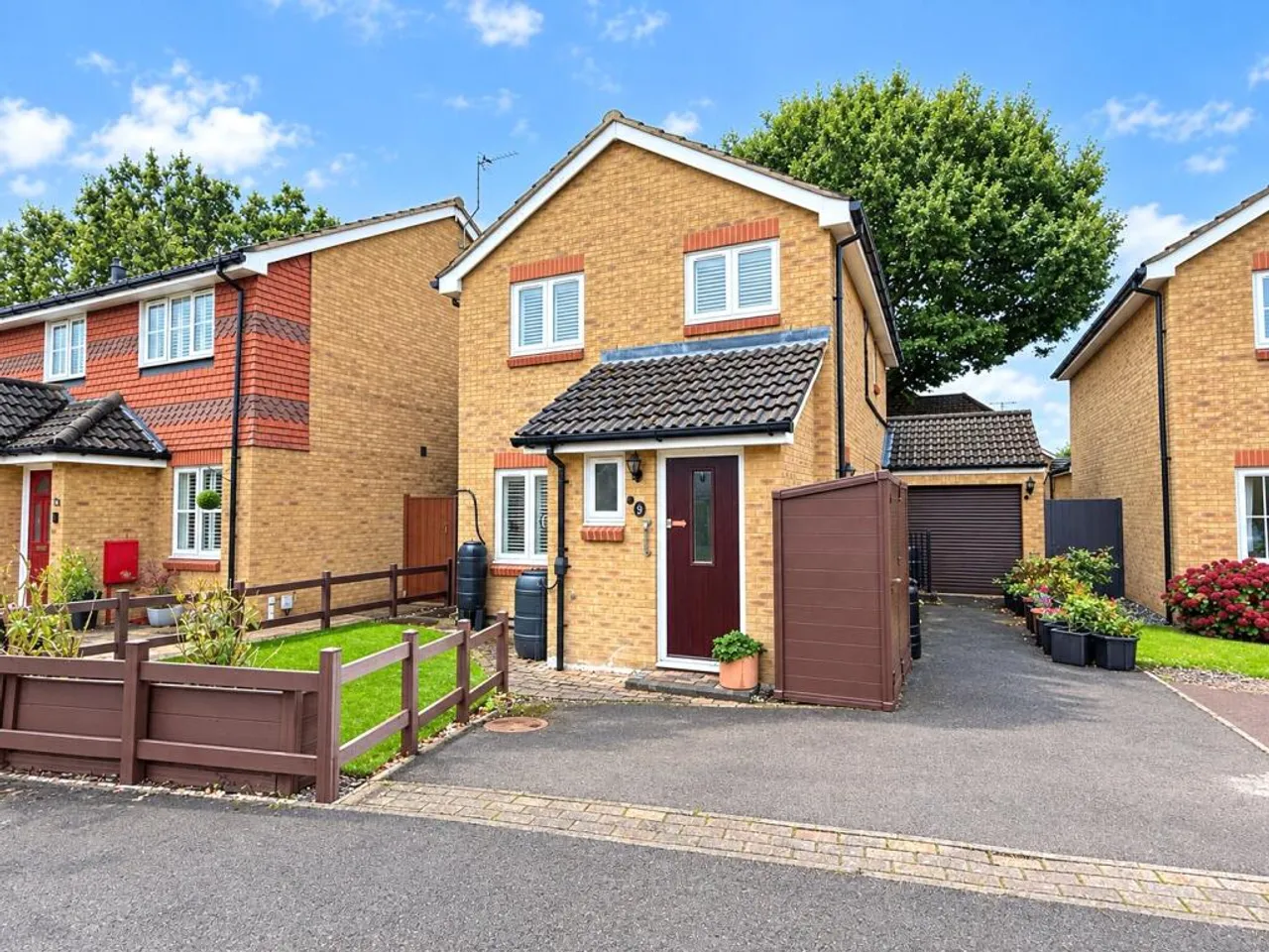 Detached House For Sale in Camberley – property photo 1