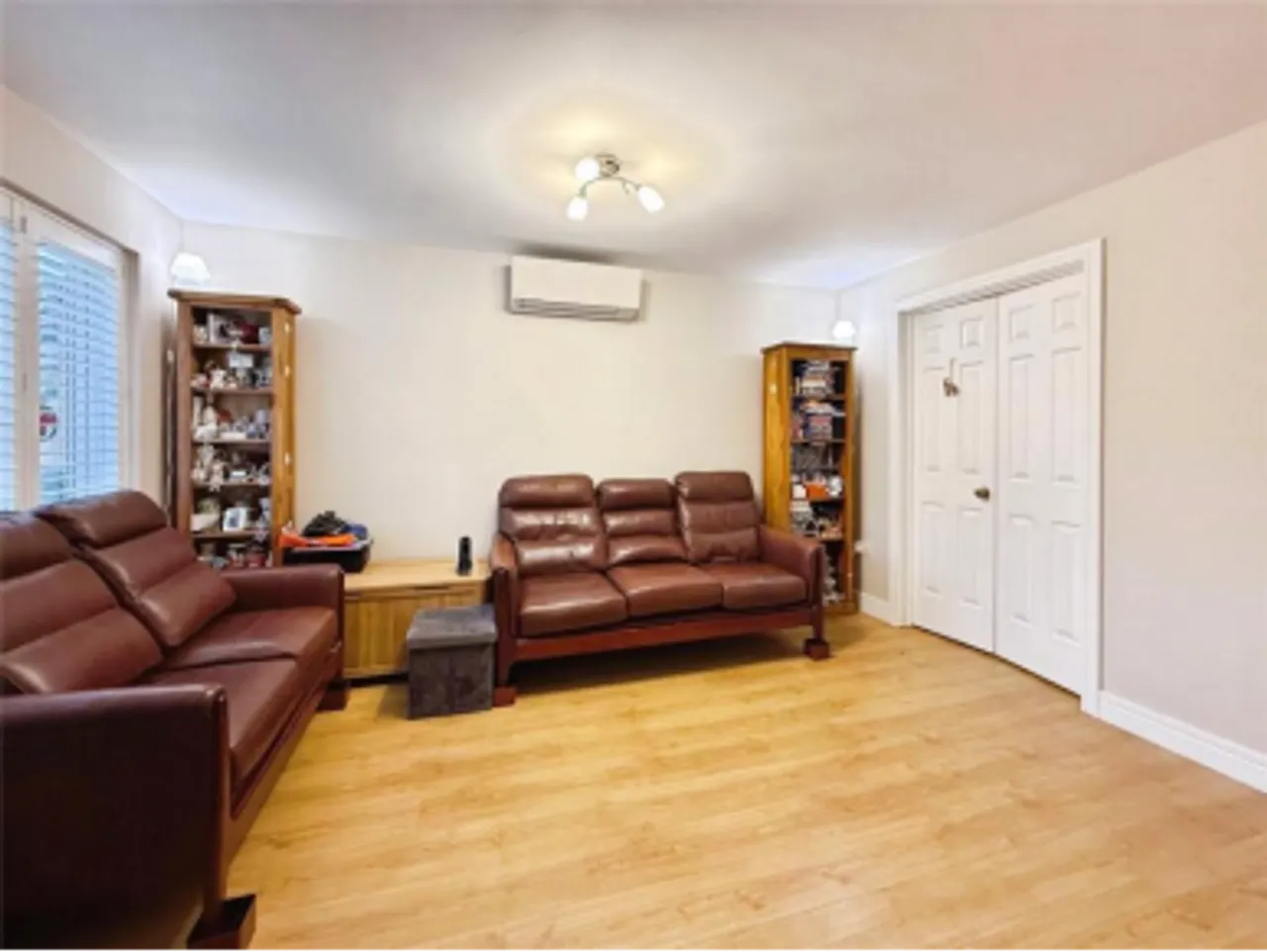 Detached House For Sale in Camberley – property thumbnail 3