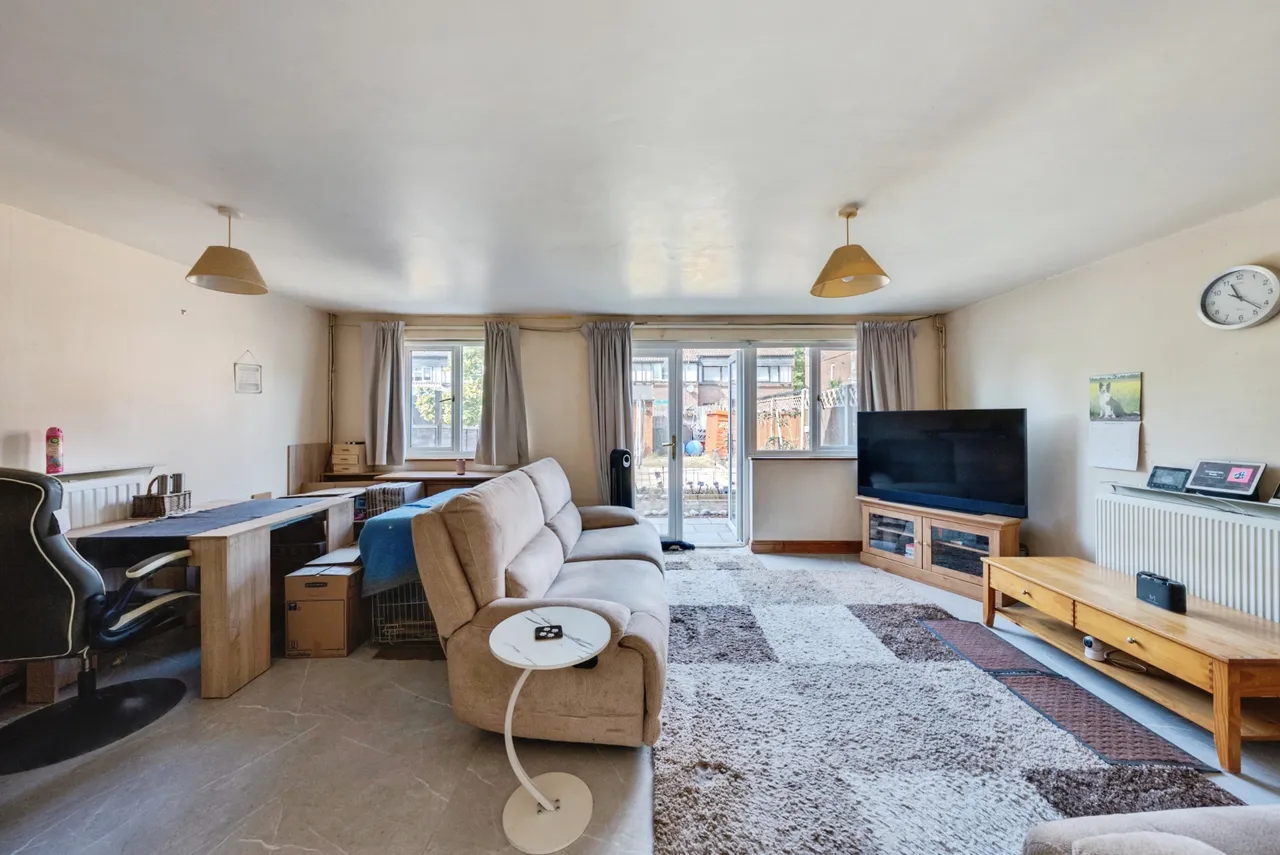 Terraced House For Sale in London – property photo 1