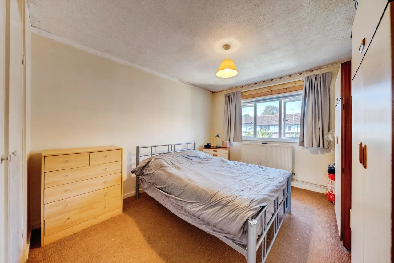 Terraced House For Sale in London – property thumbnail 2