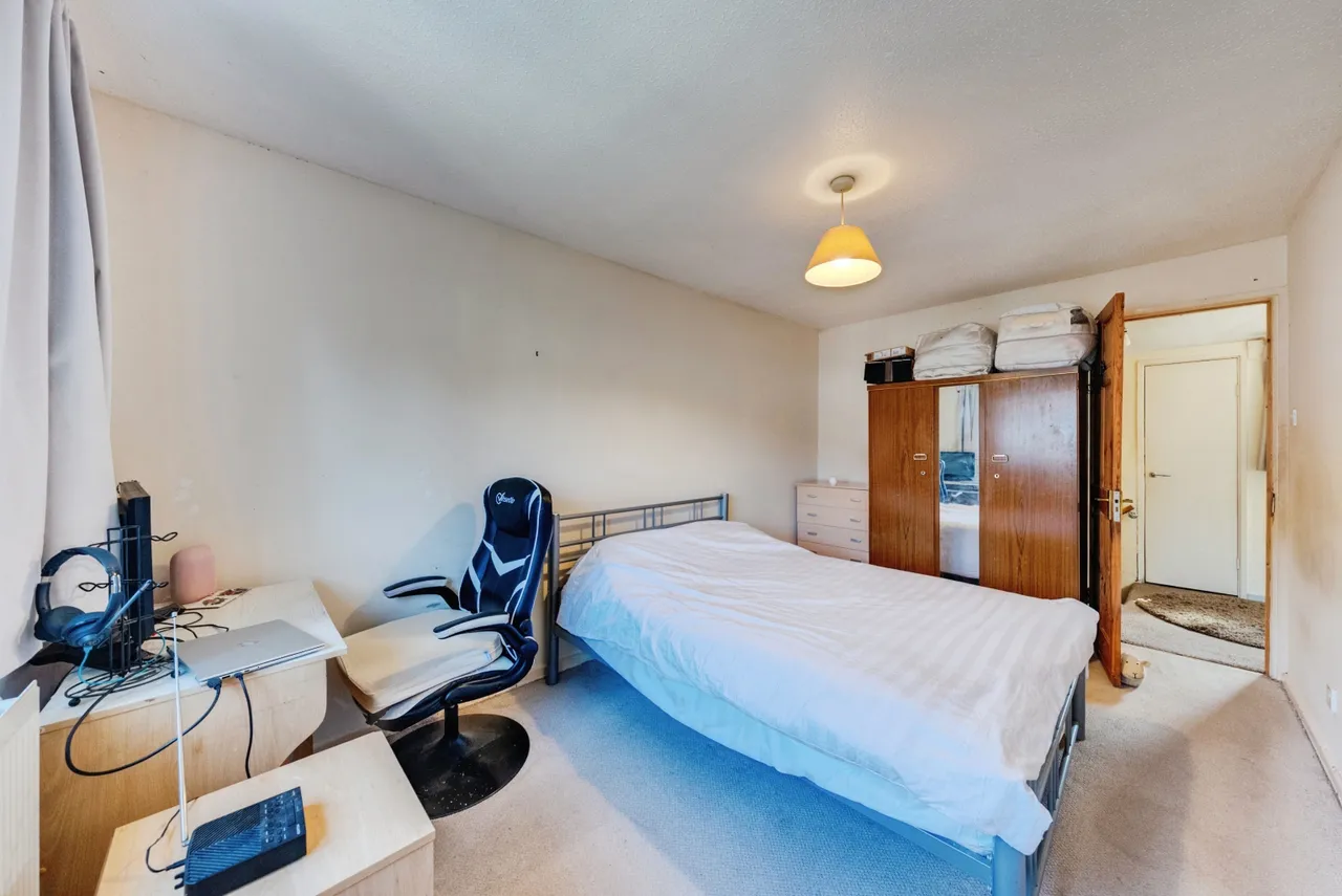 Terraced House For Sale in London – property thumbnail 3