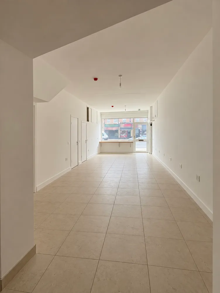Shop To Rent in London – property photo 1