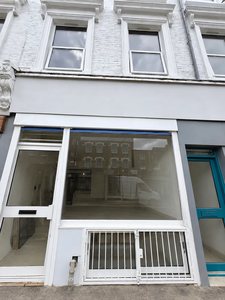 Shop To Rent in London – property photo 2