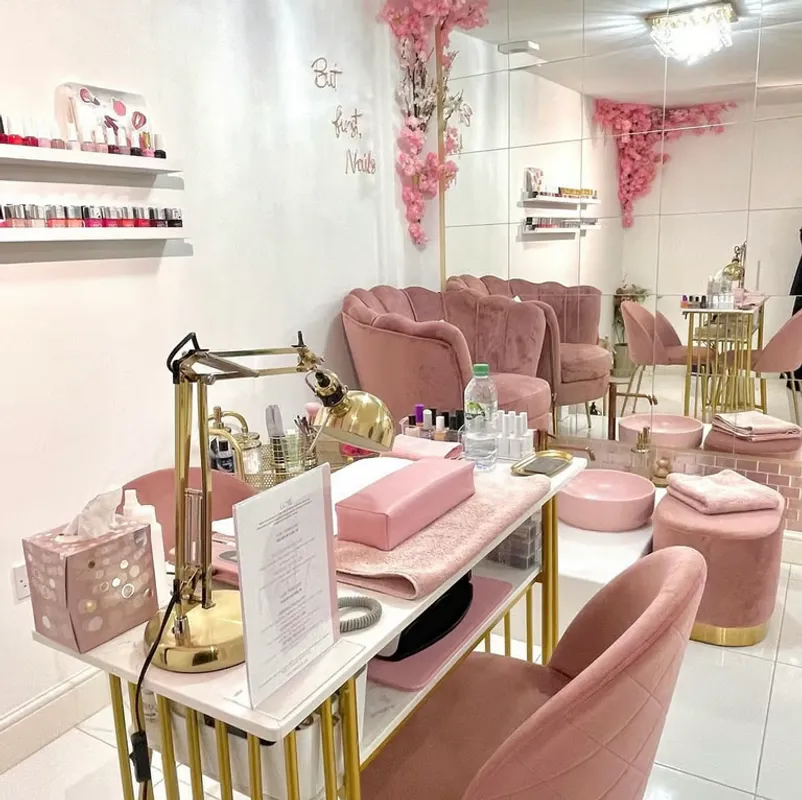 Cute nail station to rent in Manchester - £20.00