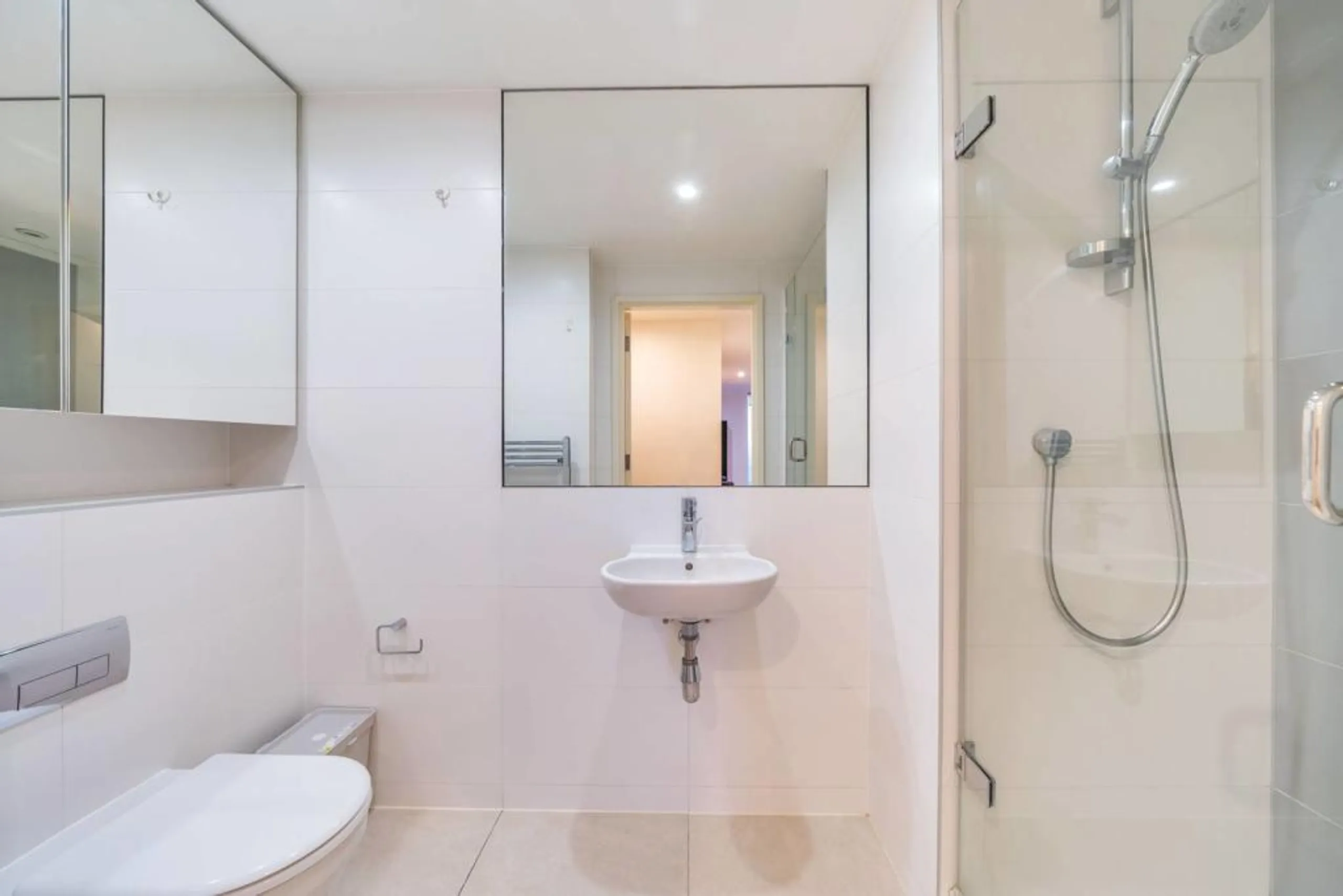 1681816691113-Spacious Double Bedroom in 3BHK Flat near Canning Town St (1).jpg