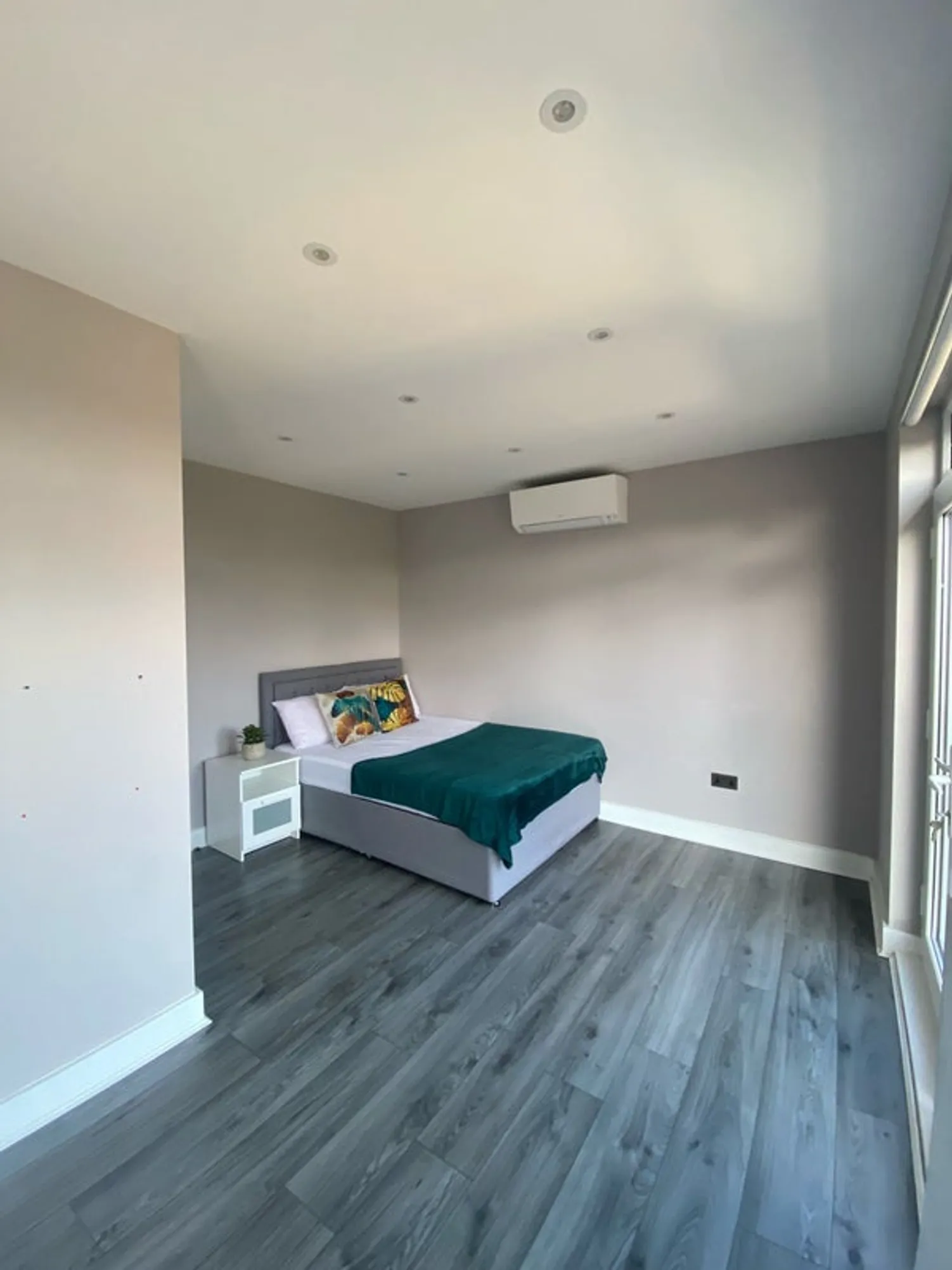 1727438956728-room .jpg