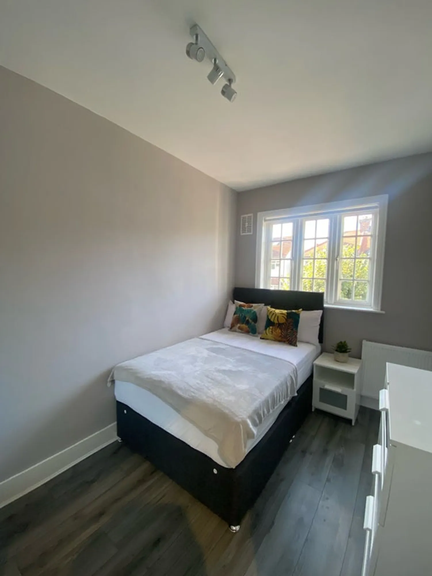 1727438979195-room 4.jpg