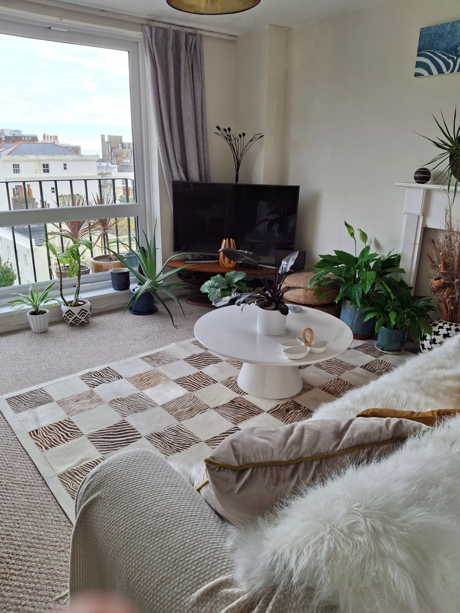 1740232147764-lounge with a view of balcony 2025.jpg