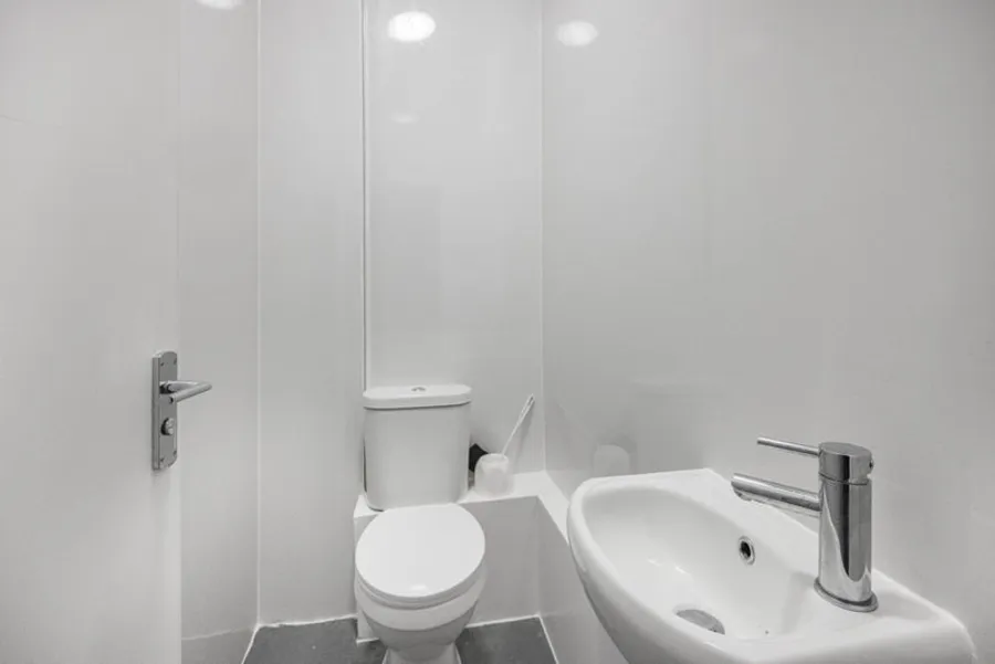 1727185084080-b8.jpg