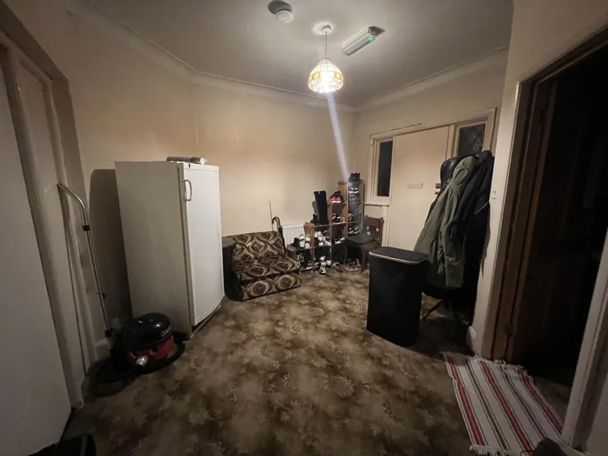 1727699126114-b6.jpg