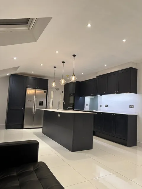 1733748303750-b1.jpg
