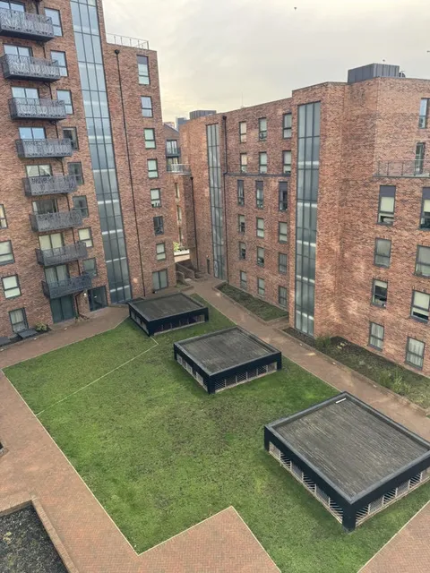 1739271579258-s1.jpg