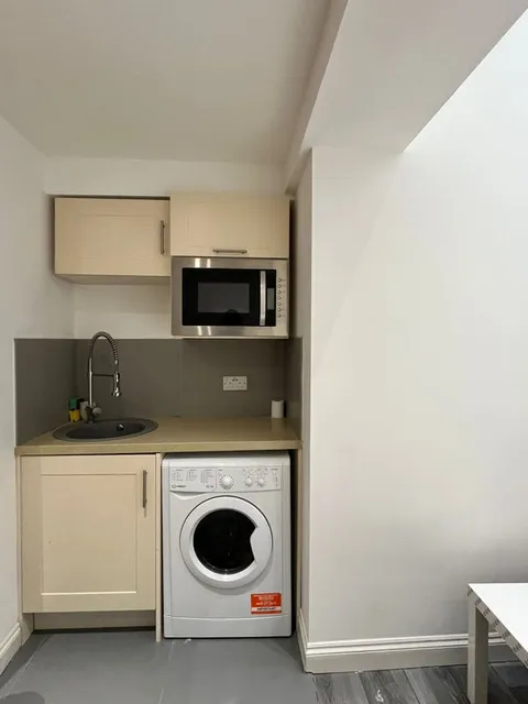 1739876956864-s3.jpg